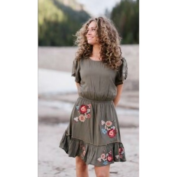 Savanna‎ Jane Olive Green Floral Embroidered Tiered Ruffle Dress Size Medium - Picture 3 of 8